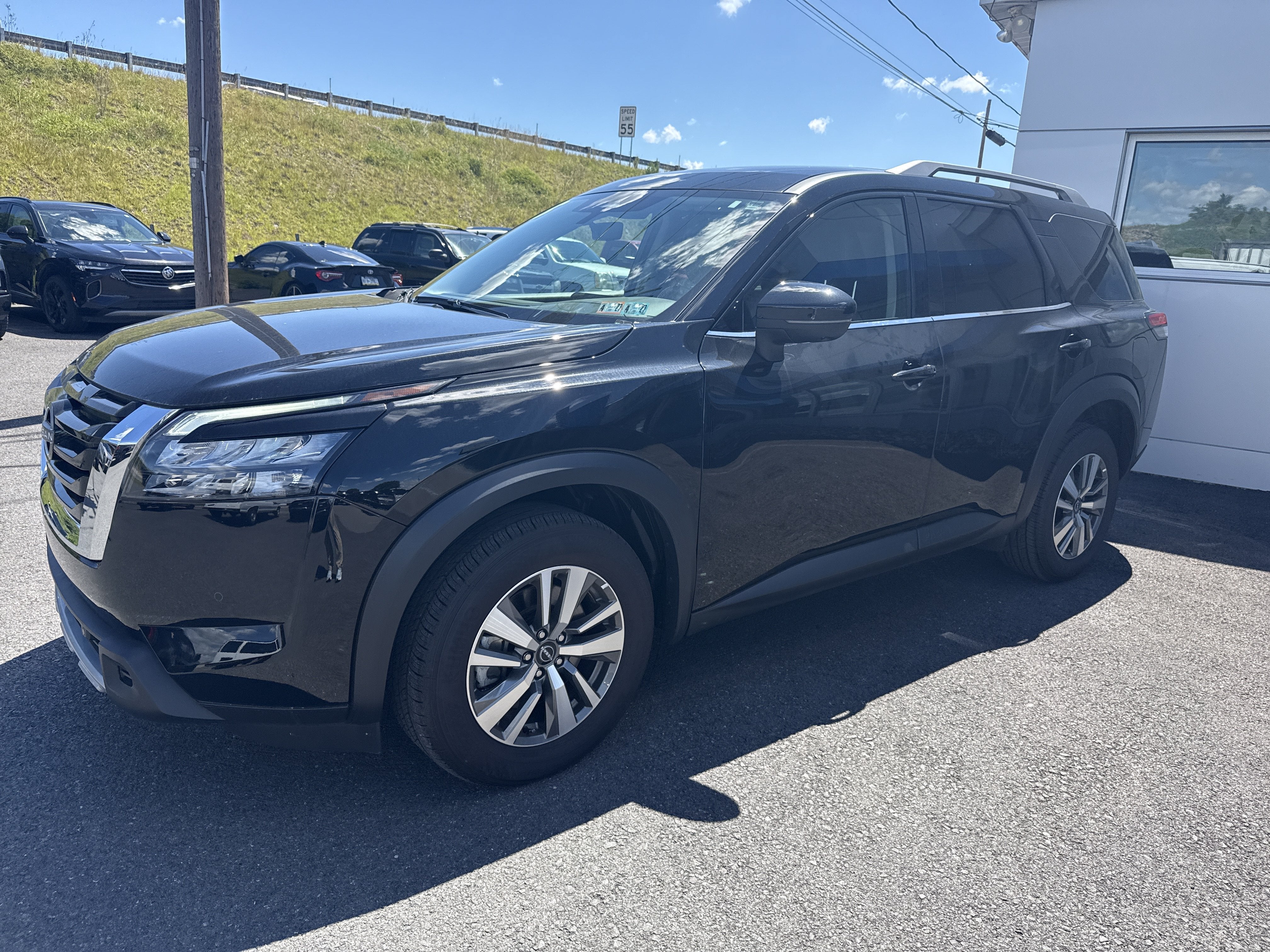 2025 Nissan Pathfinder SL