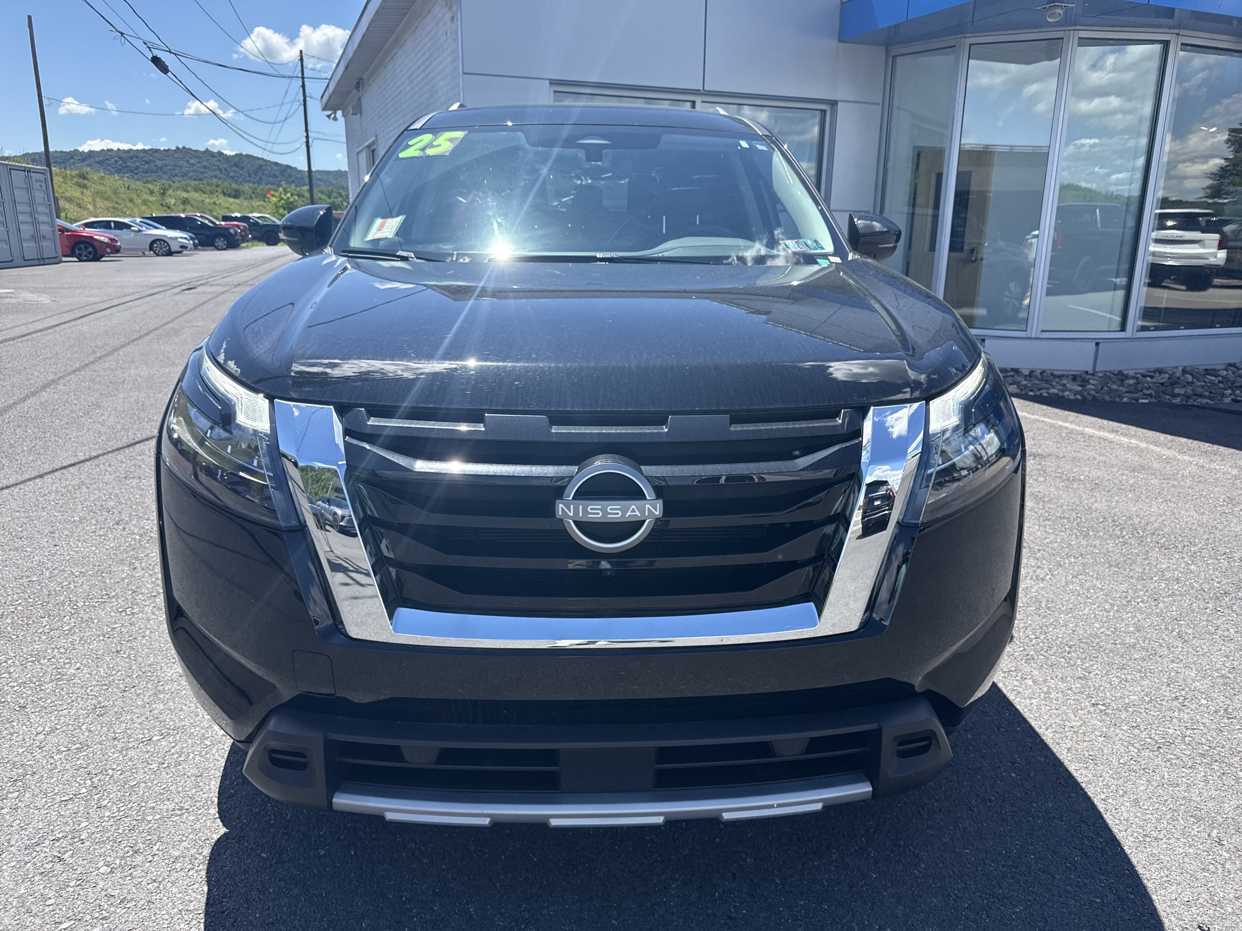 2025 Nissan Pathfinder SL